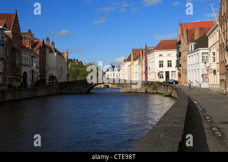 Spinolarei en fin d'après-midi, Bruges. Maisons étroites avec la ligne d'épaulement gables canal. Un pont voûté traverse le canal. Banque D'Images