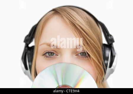 Portrait d'une femme avec un cd en face de son visage Banque D'Images