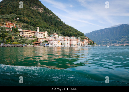 Ville de Peschiera, Monte Isola, vu du bateau de Iseo, avec côte raide derrière et la réflexion dans l'eau. Banque D'Images
