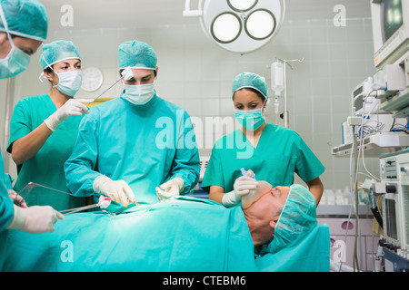 Front d'un séchage infirmière chirurgien concentré Banque D'Images