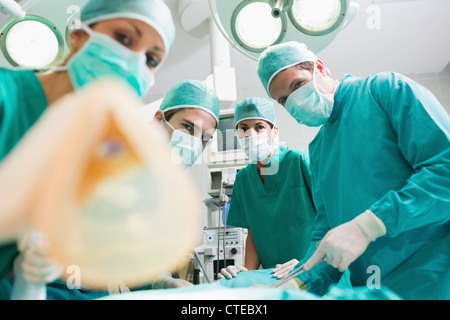 Se concentrer sur une équipe chirurgicale tenant un masque d'anesthésie Banque D'Images