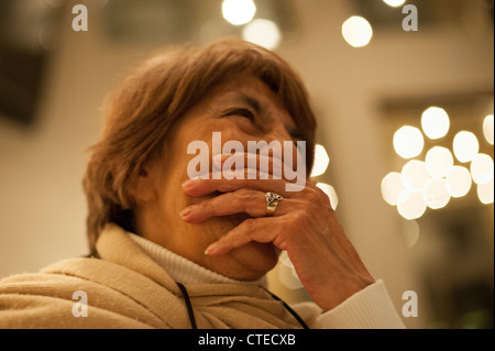 Personnes âgées Latina couvrant la bouche en riant. Banque D'Images