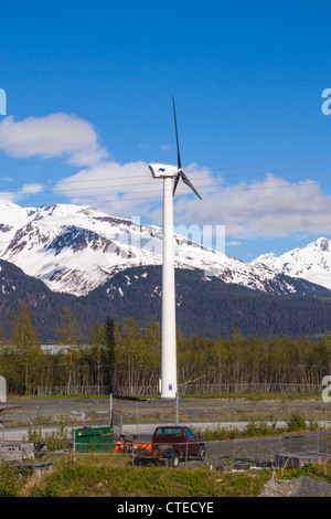 Moulin moderne ou turbine éolienne à Seward, en Alaska, sur la péninsule de Kenai. Banque D'Images