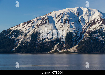 Tôt le matin la lumière sur de belles eaux bleues de Turnagain Arm', 'qui bifurque de 'Cook' en Alaska. Banque D'Images