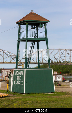 Cloche « Ice Classic » au village de Nenana sur le Rivière Tanana en Alaska Banque D'Images