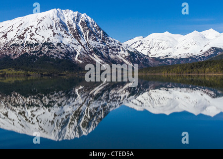 Réflexions de montagnes couvertes de neige de Kenai Lake sur la péninsule de Kenai, près de Seward, Alaska. Banque D'Images