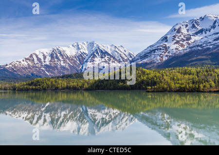 Réflexions de montagnes couvertes de neige de Kenai Lake sur la péninsule de Kenai, près de Seward, Alaska. Banque D'Images