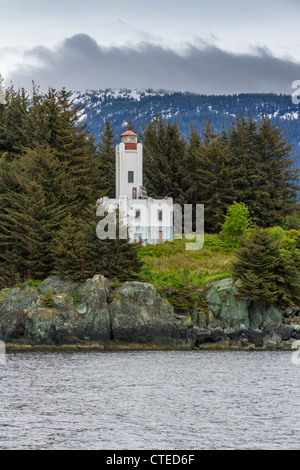 Phare de l'île Sentinel, établi en 1935 (station établie en 1902) à l'entrée du canal Lynn dans le passage intérieur de l'Alaska près de Juneau. Banque D'Images