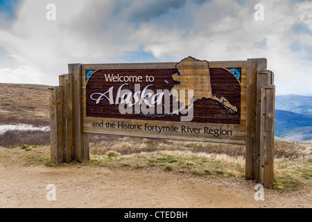 Panneau « Welcome to Alaska » à Poker Creek, Alaska, site de la frontière des États-Unis et du Canada et bureau de douane conjoint. Banque D'Images