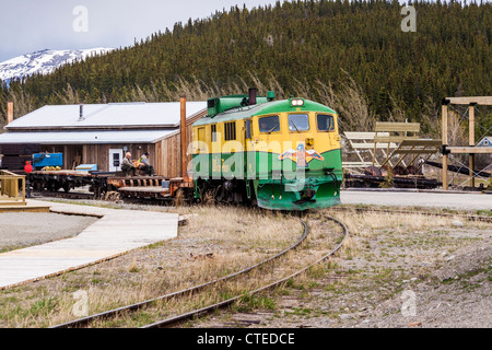 Dans la région de Carcross, Yukon Territory, Canada, le White Pass (WP&YR) Les trains sont des trains de fret et cargo, tirant sur les voitures. Banque D'Images