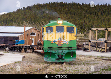 Dans la région de Carcross, Yukon Territory, Canada, le White Pass (WP&YR) Les trains sont des trains de fret et cargo, tirant sur les voitures. Banque D'Images