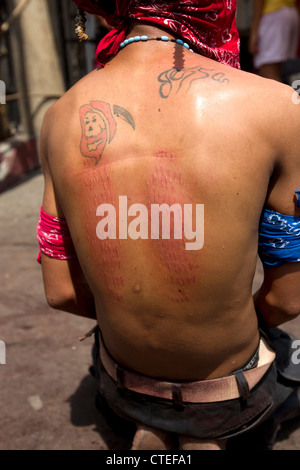 De nombreuses petites coupes effectuées par un rasoir sur le dos de ce flagellant de prendre part à la procédure de la semaine sainte, philippines Banque D'Images