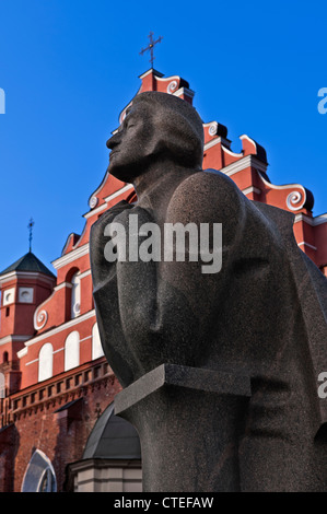 Statue de Adam Mickiewicz près de l'Église des Bernardins Vilnius Lituanie Banque D'Images