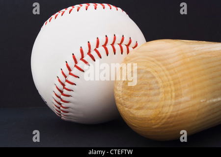 Balle de baseball et le bois bat Banque D'Images