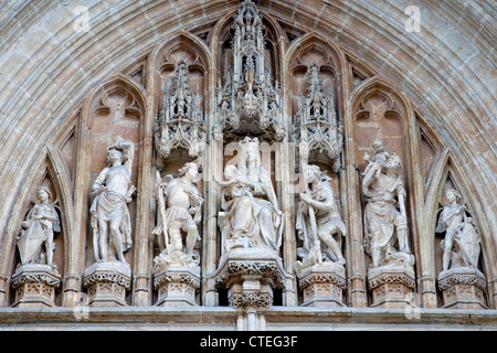 Bruxelles - Statue du portail principal de Notre Dame du Sablon église gothique - Vierge Marie Banque D'Images