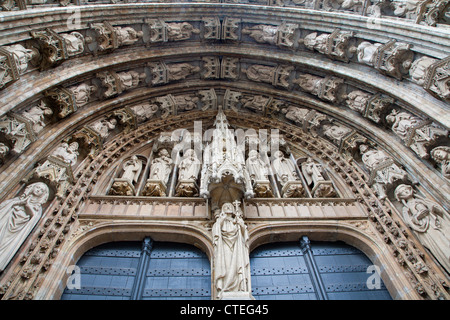 Bruxelles - portail de l'est de Notre Dame du Sablon église gothique Banque D'Images