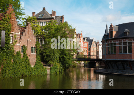 - Canal de Gand et typique des maisons de brique dans la lumière du matin Banque D'Images