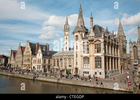 Gent - façade ouest du palais Post avec le canal et la rue Korenlei le 24 juin 2012 à Gand, Belgique. Banque D'Images