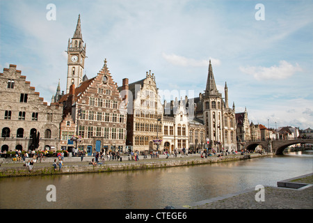 Gand - le 23 juin : typique de vieux palais de Graselei rue et façade ouest du palais Post avec le canal dans la lumière du soir sur Juin Banque D'Images