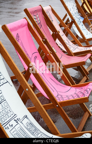 L'Esplanade de Weymouth est décoré de 500 transats et chaises longues, conçus par les habitants de la région à Weymouth Beach, Dorset, Royaume-Uni, lors d'une journée humide de pluie en juillet Banque D'Images
