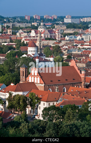 Vue sur la ville à l'Église des Bernardins et Sainte Mère de Dieu Église Vilnius Lituanie Banque D'Images