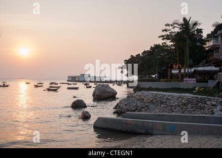 L'île de Lamma, demi-heure de ferry de Hong Kong Central est une destination idéale pour passer une journée dans le territoire sans voitures Banque D'Images