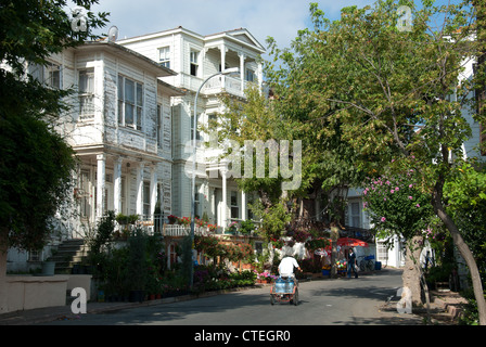 ISTANBUL, TURQUIE. Une scène de rue sur Heybeliada dans les îles des Princes (Kizil Adalar). 2012. Banque D'Images