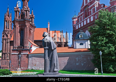 St Anne's Church Église Bernardine et statue de Adam Mickiewicz Vilnius Lituanie Banque D'Images