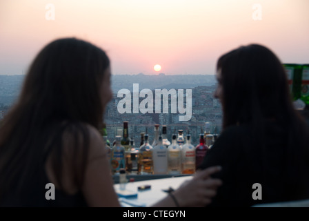 ISTANBUL, TURQUIE. Coucher de soleil sur la ville vu depuis le bar sur le toit à nu Teras dans le quartier de Beyoglu de la ville. 2012. Banque D'Images