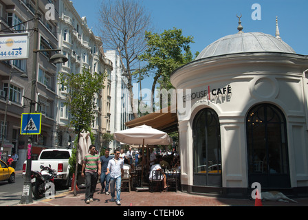 ISTANBUL, TURQUIE. Une scène de rue dans le quartier de Nişantaşı, avec la Chambre café sur la droite. 2012. Banque D'Images