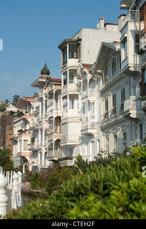 ISTANBUL, TURQUIE. Les bâtiments en bois orné traditionnels dans la banlieue de Syros sur la rive européenne du Bosphore. 2012. Banque D'Images