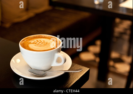 Tasse de cappuccino dans une atmosphère agréablement éclairé Banque D'Images