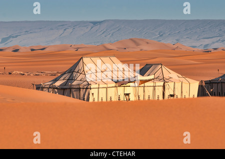 Tentes de luxe à un camp dans le désert du Sahara de l'Erg Chigaga, Maroc Banque D'Images