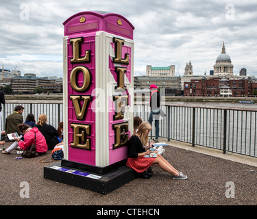 Les jeunes artistes et d'un art fort - LONG LIVE LOVE LIFE par Ryan Callanan -en fibre de verre décoré réplique de la K6 téléphone kiosk Banque D'Images