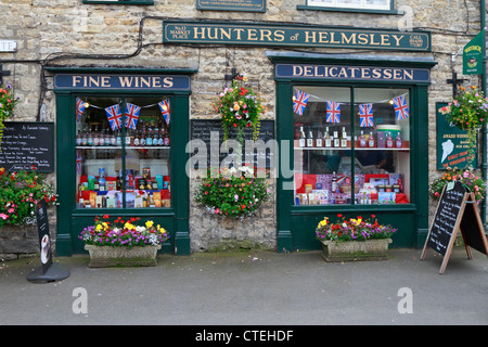 Les chasseurs d'Helmsley, charcuterie, de l'alimentation et des vins emporium, Market Place, Helmsley, Yorkshire du Nord, North York Moors National Park, Angleterre, Royaume-Uni. Banque D'Images