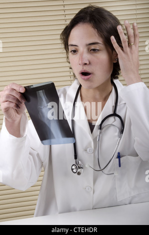 Le personnel médical a examiné une radiographie qu'elle tient dans sa main Banque D'Images