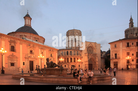 L'espagne, Valence, Plaza de la Virgen, Cathédrale, Nuestra Señora de los Desamparados, nuit, Banque D'Images