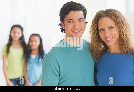 USA, New Jersey, Jersey City, Portrait de parents avec ses filles (10-13) en arrière-plan Banque D'Images