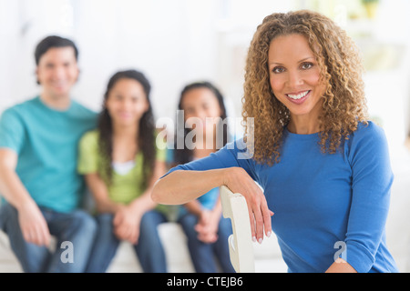 USA, New Jersey, Jersey City, Portrait de femme avec son mari et ses filles (10-13) en arrière-plan Banque D'Images