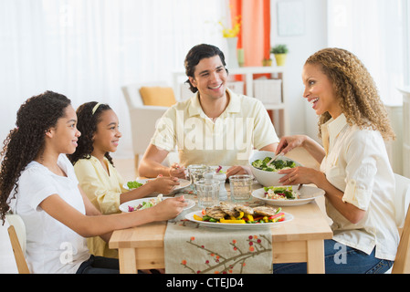 USA, New Jersey, Jersey City, de parents avec ses filles (10-13) eating dinner Banque D'Images