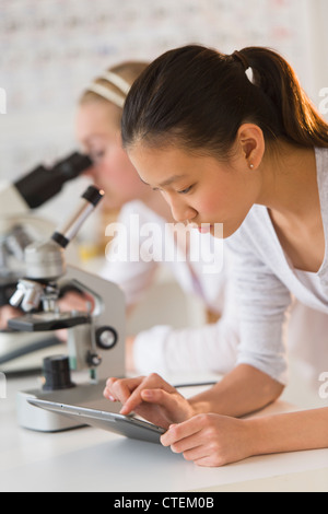 USA, New Jersey, Jersey City, les étudiants (14-17) using tablet pc in chemistry lab Banque D'Images