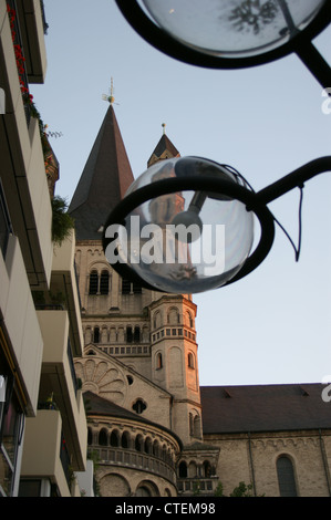 Gross Sankt Martinskirche (Grand Saint Martin) église romane au coucher du soleil, Cologne, Köln, Nordrhein-Westfalen, Allemagne Banque D'Images