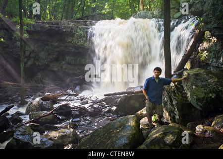 L'homme posé au fond de la sonnerie Rock Falls Banque D'Images
