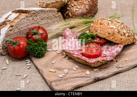 Sandwich au salami de persil sur fond textile Banque D'Images