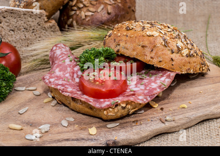 Salami Sandwich sur fond textile (macro-vision) Banque D'Images