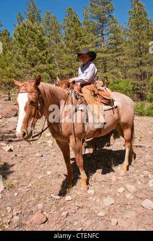 USA Utah Escalante, balade à cheval jusqu'au plateau d'Aquarius à travers forêt de pins ponderosa. Banque D'Images