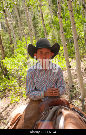 USA Utah Escalante, balade à cheval jusqu'au plateau d'Aquarius à travers forêt de pins ponderosa. Banque D'Images