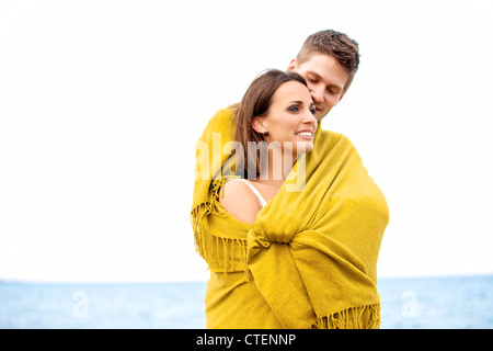 Portrait d'un couple romantique en l'enveloppant d'une couverture Banque D'Images