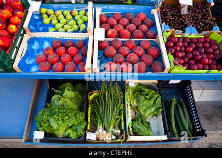 Salade de fruits et légumes en vente dans une petite boutique grecque Banque D'Images