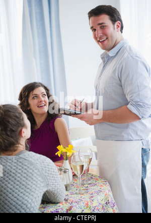USA, New Jersey, Jersey City, Waiter taking order Banque D'Images